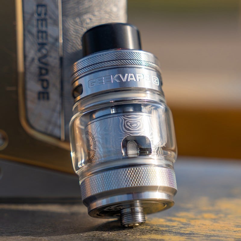 Kit complet GeekVape Aegis Legend 5 Édition Limitée 10ème Anniversaire, robuste et design, avec écran et accessoires visibles.